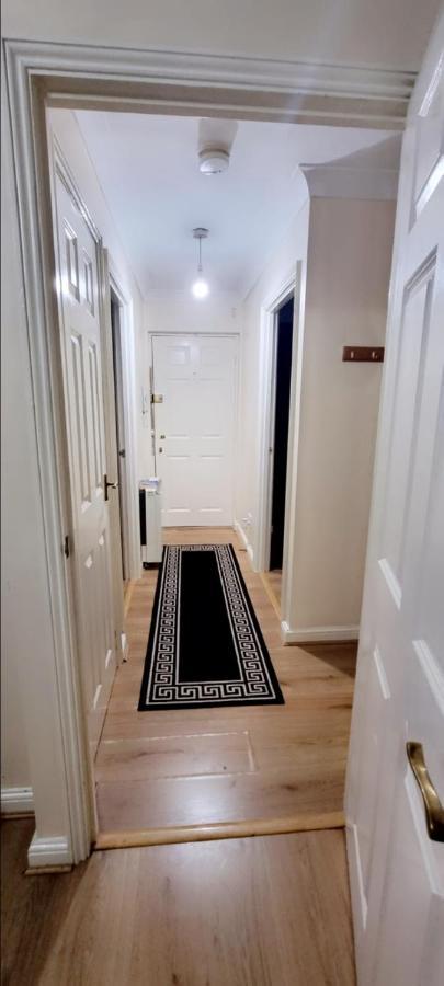 2 Bedroom Apartment - Greater London Dagenham Exterior foto