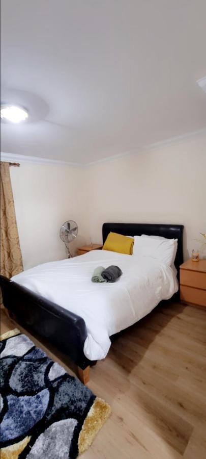 2 Bedroom Apartment - Greater London Dagenham Exterior foto