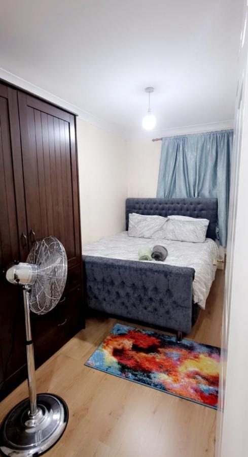 2 Bedroom Apartment - Greater London Dagenham Exterior foto
