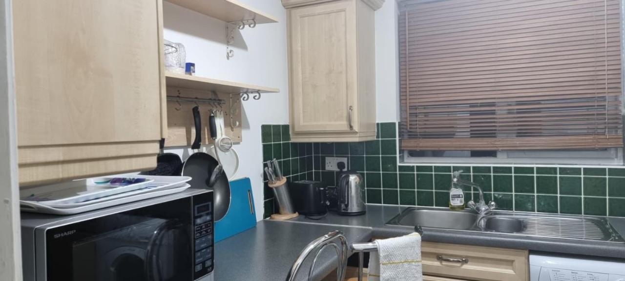 2 Bedroom Apartment - Greater London Dagenham Exterior foto