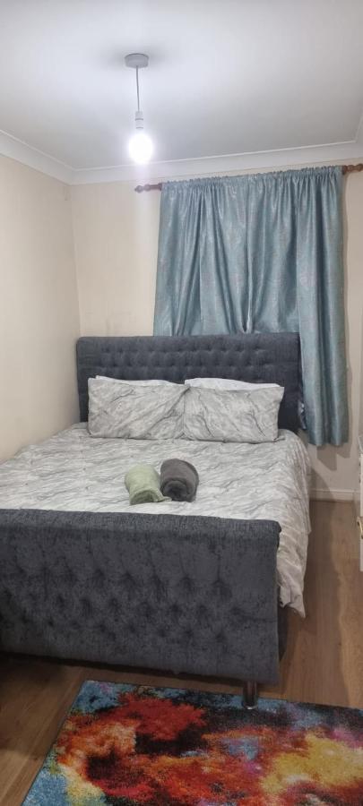 2 Bedroom Apartment - Greater London Dagenham Exterior foto