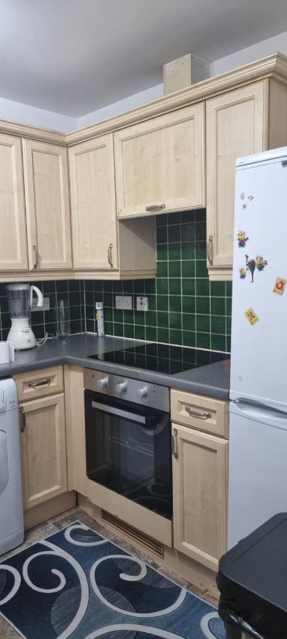 2 Bedroom Apartment - Greater London Dagenham Exterior foto